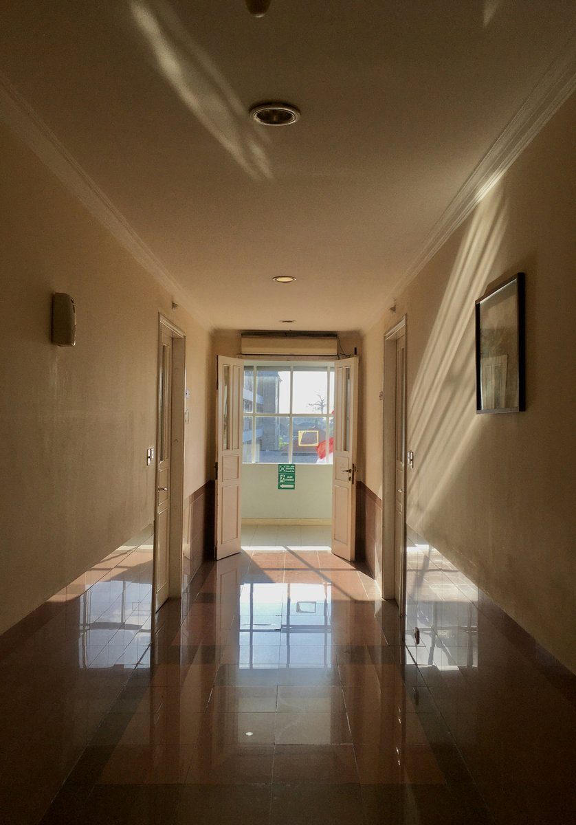 Couloir vide, lumière chaude au bout