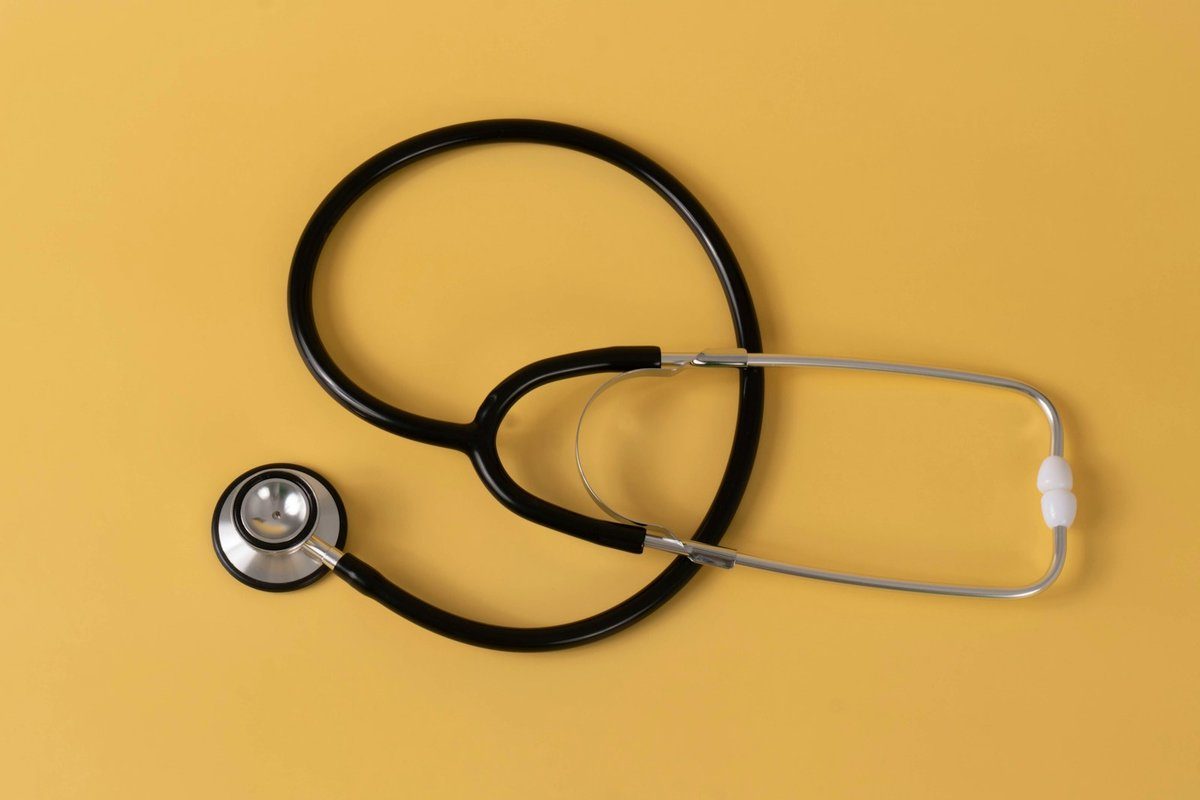Stéthoscope posé sur un fond jaune